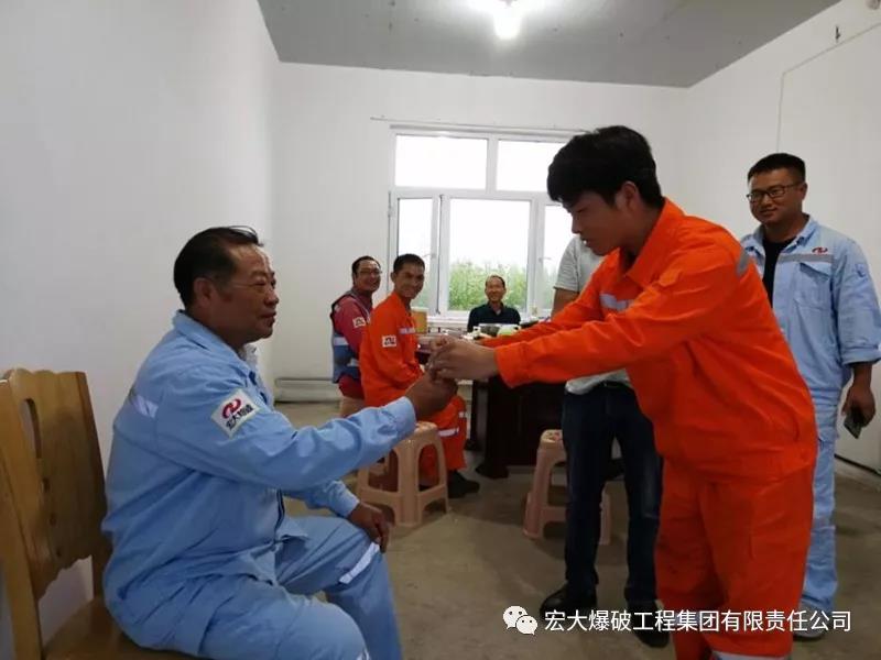 『传承师徒文化 弘扬工匠精神』——安博官网体育入口(中国)有限公司爆破内蒙牤牛海项目部举行“师带徒”拜师仪式