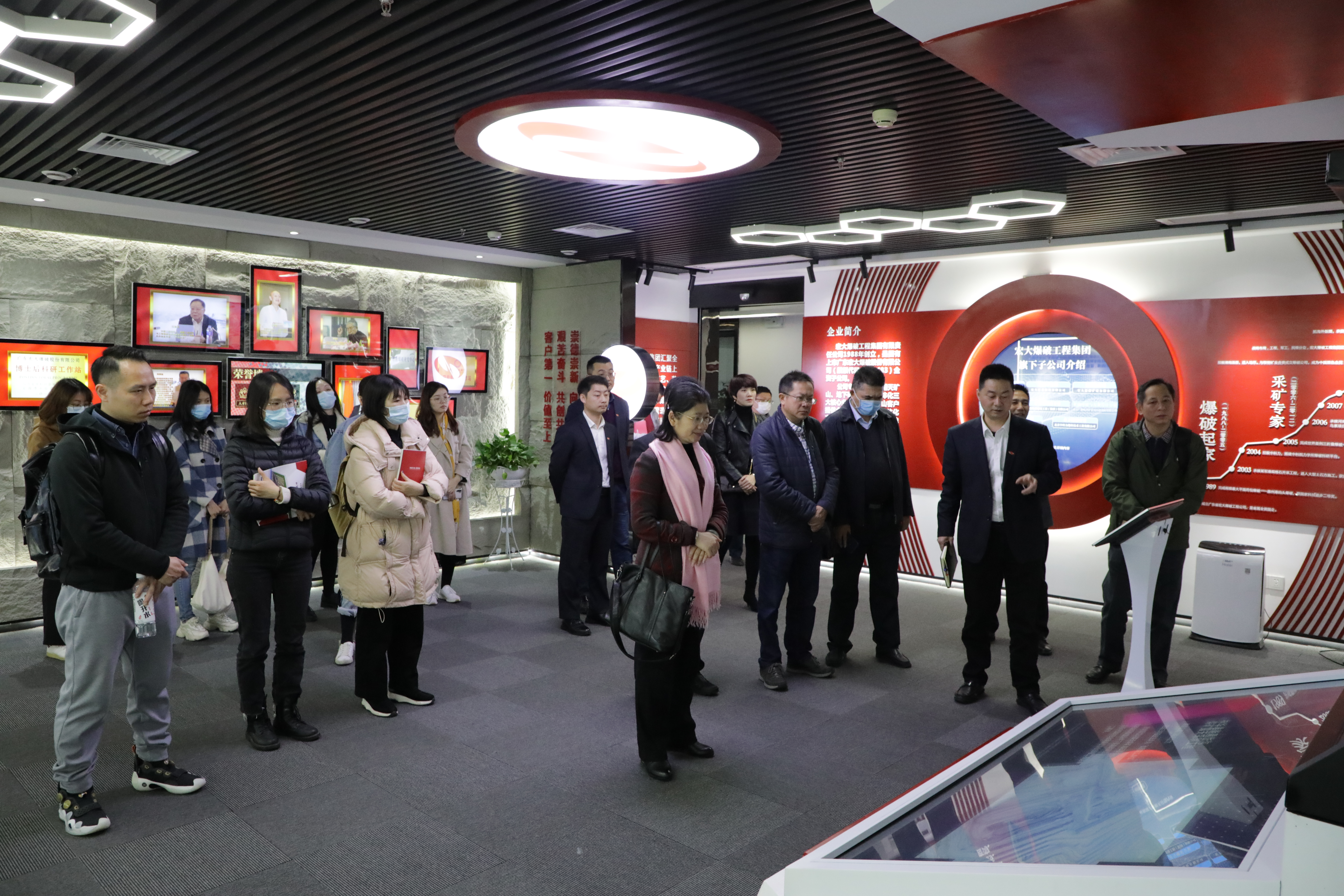 肇庆市国资委党委副书记梁佩卿带队到安博官网体育入口(中国)有限公司爆破工程集团参观调研