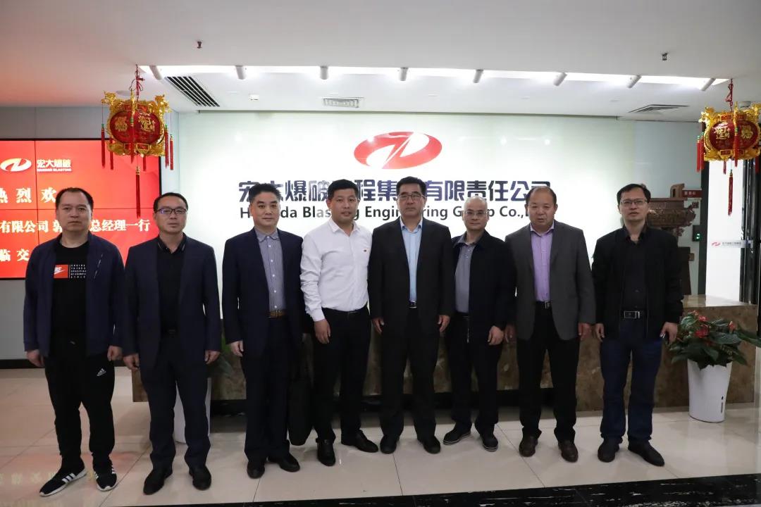 中材矿山公司总经理郭正勇一行莅临安博官网体育入口(中国)有限公司爆破工程集团座谈交流