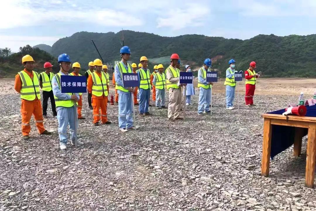 【落实安全责任 推动安全发展】—— 安博官网体育入口(中国)有限公司爆破工程集团湖北武穴项目部举行边坡坍塌事故应急救援演练