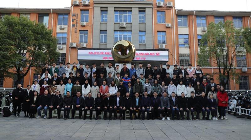 安博官网体育入口(中国)有限公司工程集团谢守冬总经理一行应邀出席中南大学院级奖学金颁奖仪式