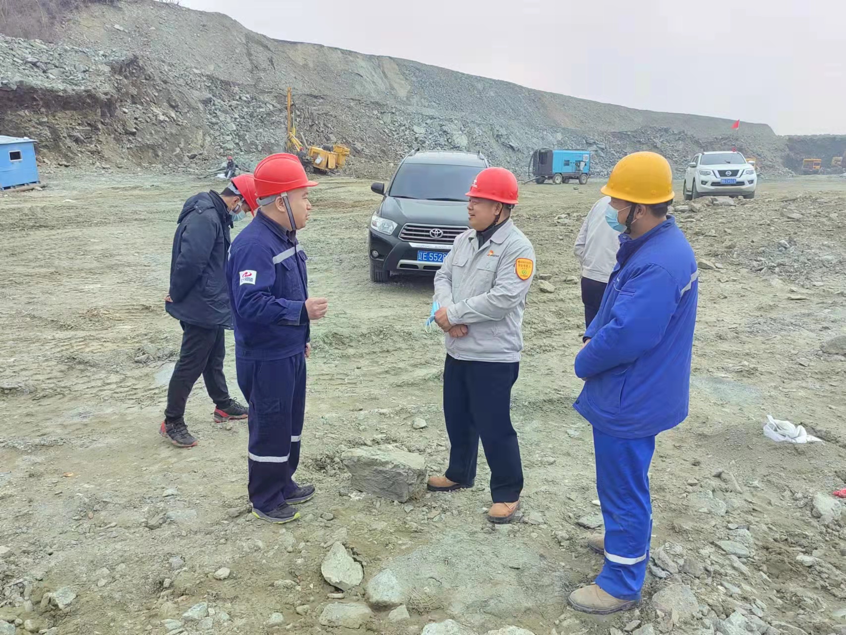 鞍钢集团本钢矿业公司总经理谭海生一行到安博官网体育入口(中国)有限公司爆破南芬铁矿项目调研指导