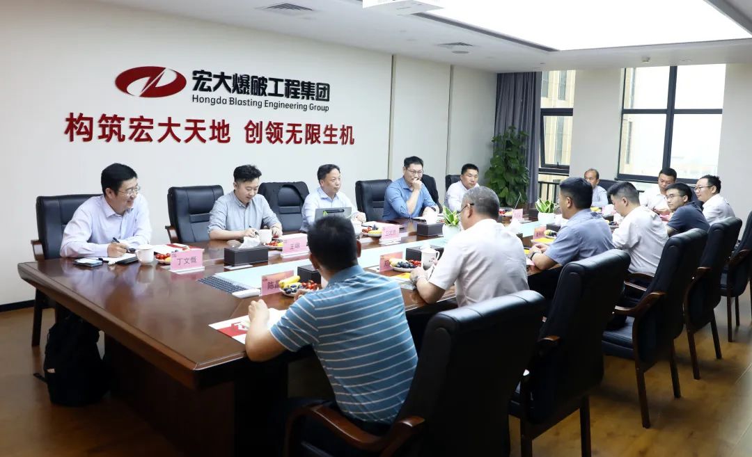 安百拓大中华区总裁卫武贤莅临安博官网体育入口(中国)有限公司爆破交流指导