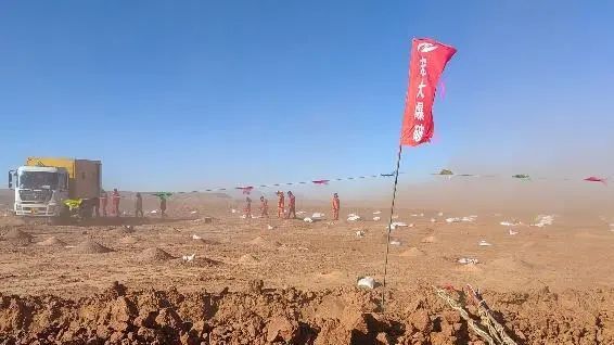 扎根戈壁，不负韶华｜安博官网体育入口(中国)有限公司爆破新疆三塘湖项目单日爆破量突破50万立方
