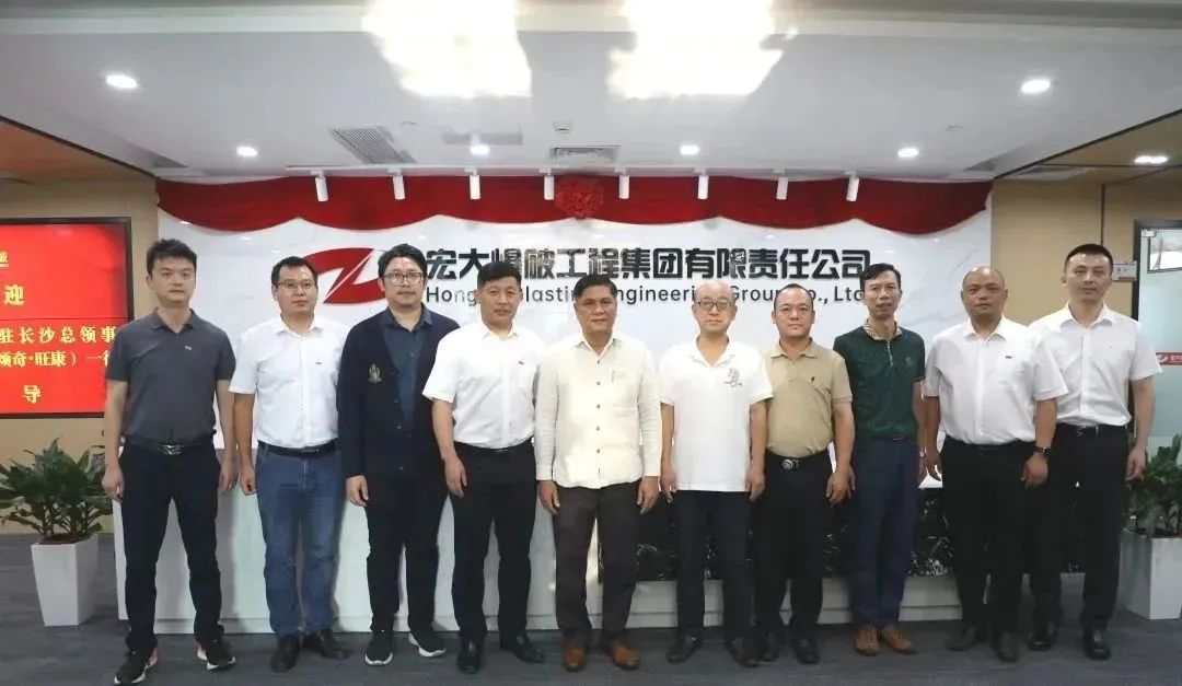 老挝驻长沙总领事颂奇•旺康一行莅临安博官网体育入口(中国)有限公司爆破指导交流