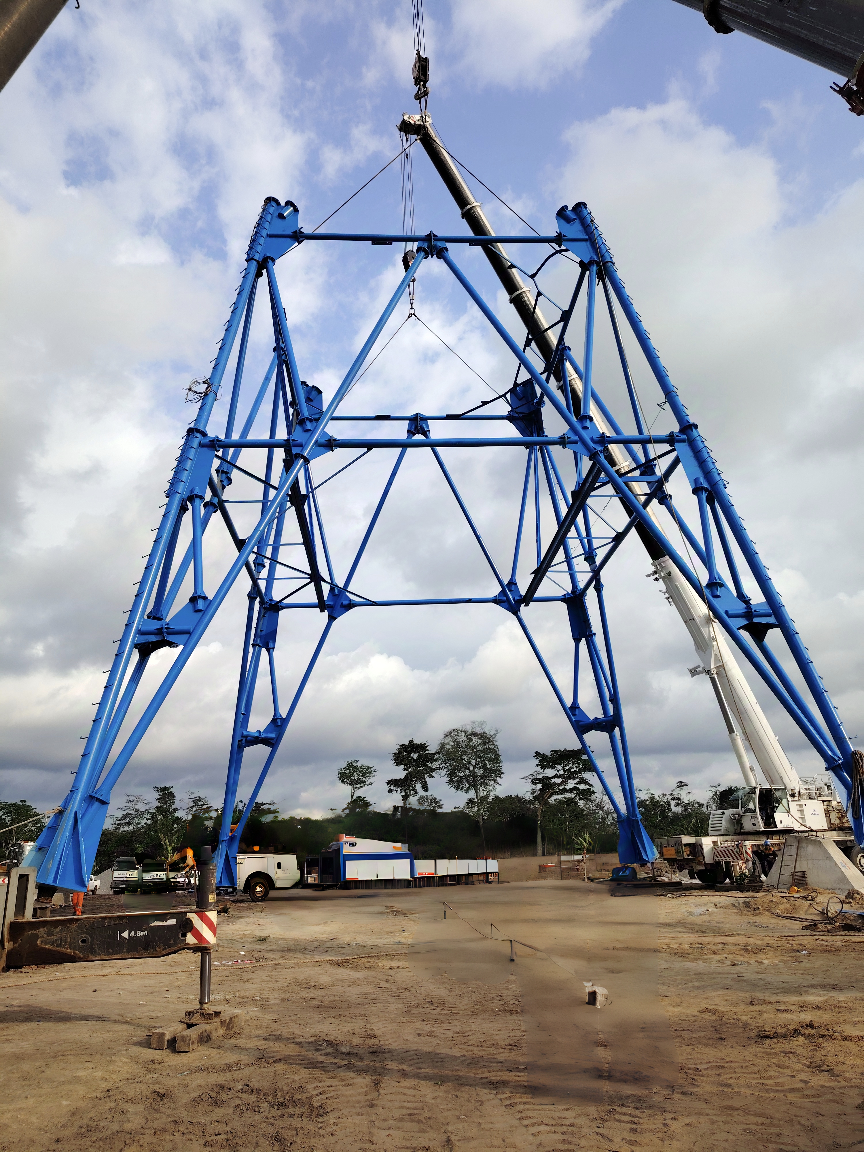 刚果（布）布谷马西钾盐矿东风井V型凿井井架成功吊装