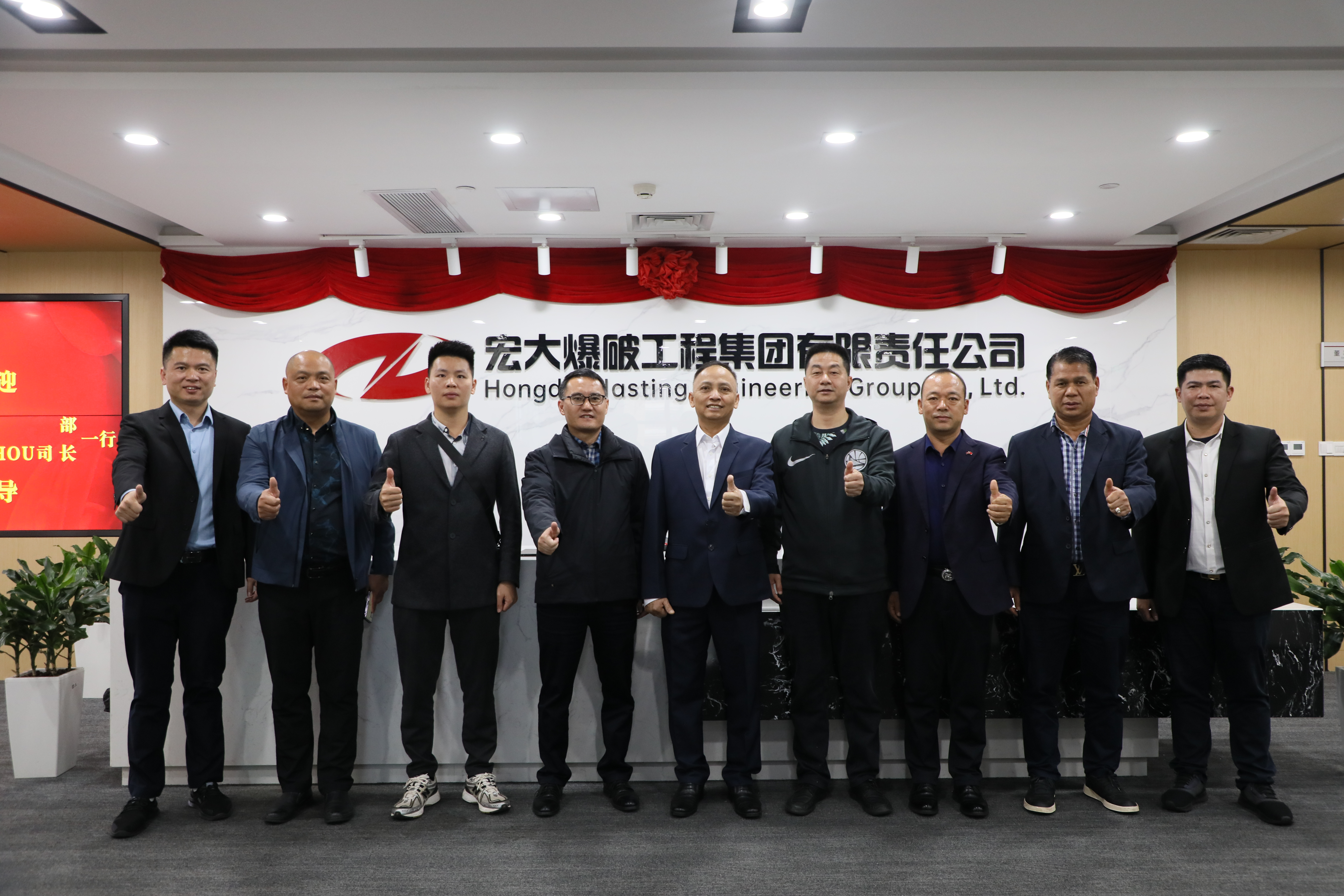 老挝国防部代表团一行莅临安博官网体育入口(中国)有限公司爆破指导交流