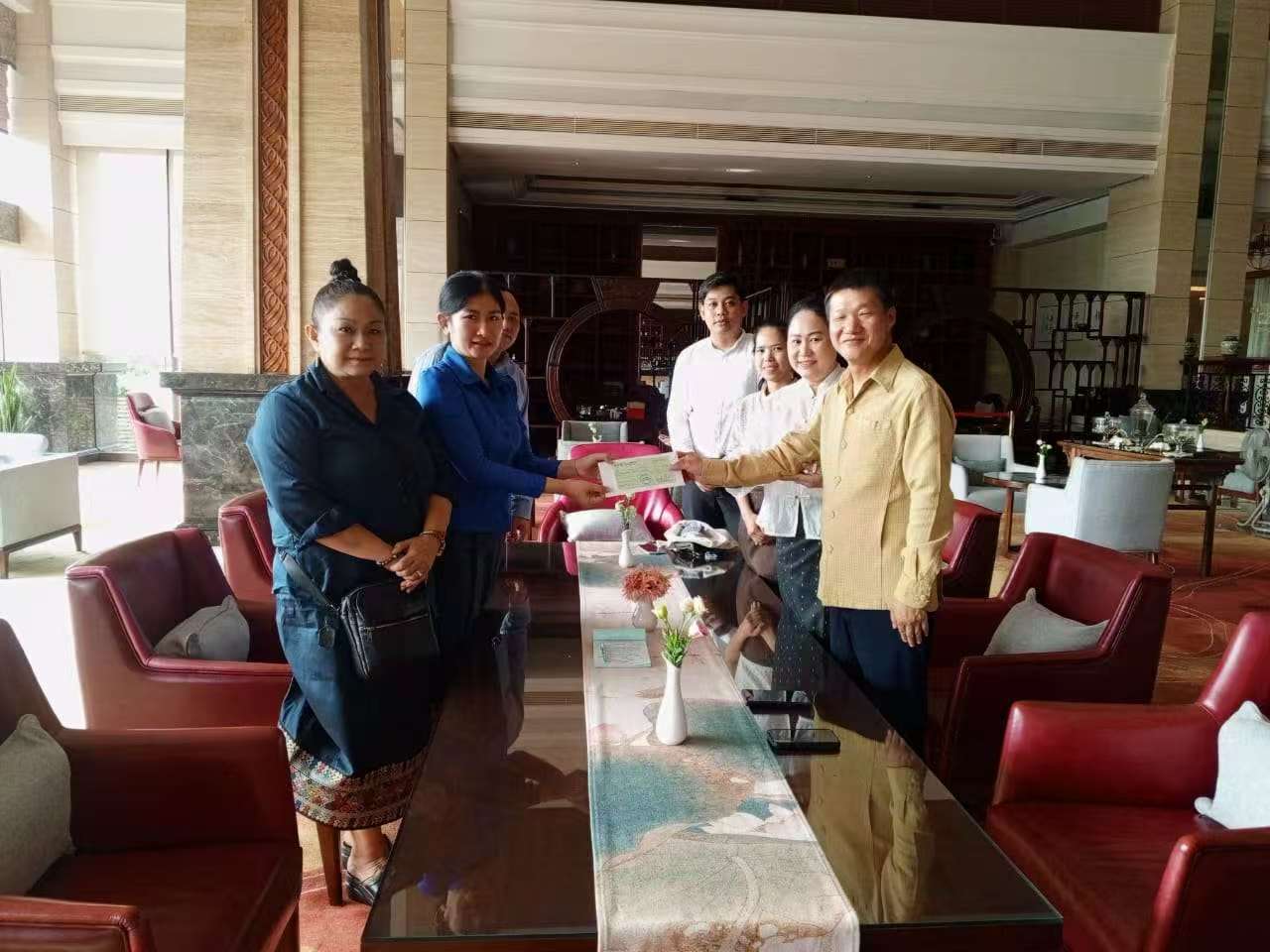 安博官网体育入口(中国)有限公司爆破向老挝首都万象捐赠，助力当地文体事业发展