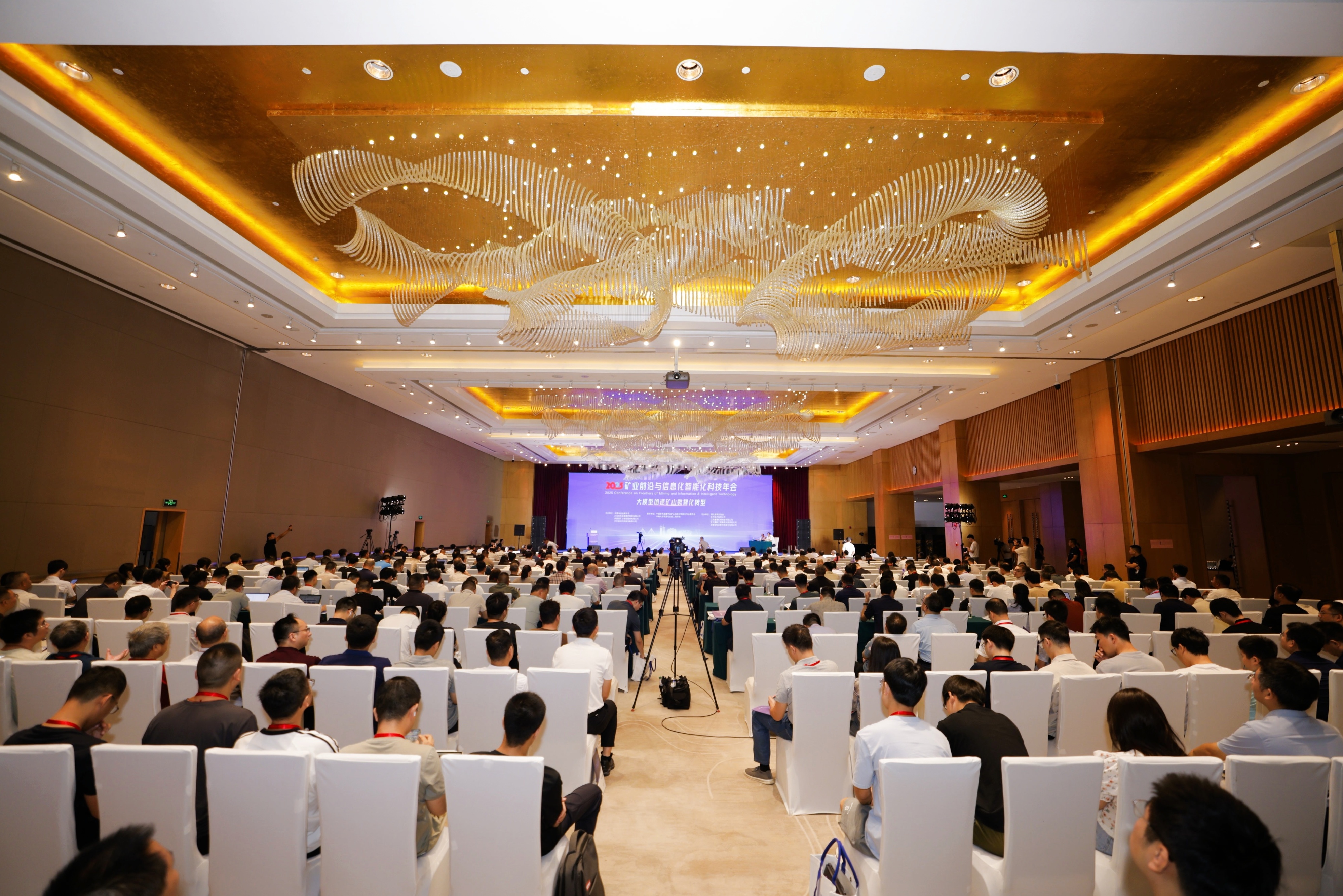 新品发布与技术交流双轮驱动 | 安博官网体育入口(中国)有限公司爆破亮相2025矿业前沿与信息化智能化科技年会